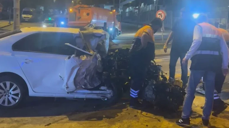 Ümraniye'de İETT Otobüsü ile Otomobil Çarpıştı: 2 Yaralı!