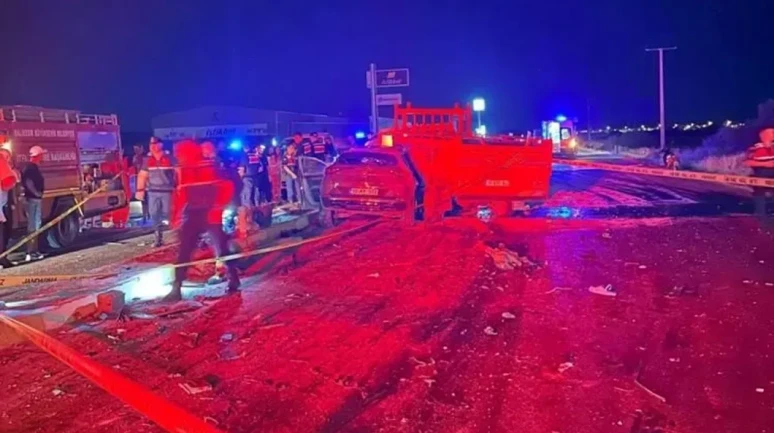 Balıkesir Ayvalık'ta Feci Kaza: 1 Ölü, 2 Ağır Yaralı!