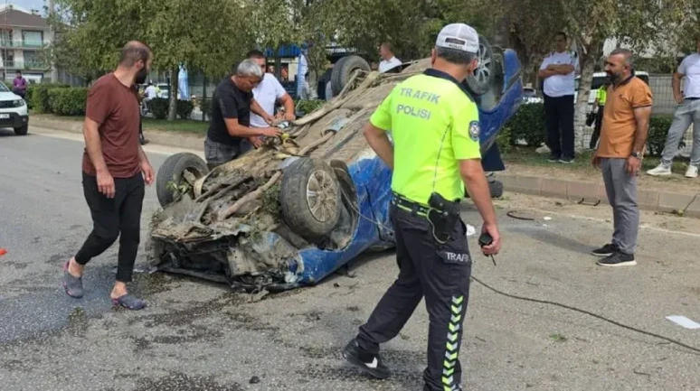 İnegöl'de Otomobil Refüje Çarparak Devrildi: 2 Kişi Yaralandı!