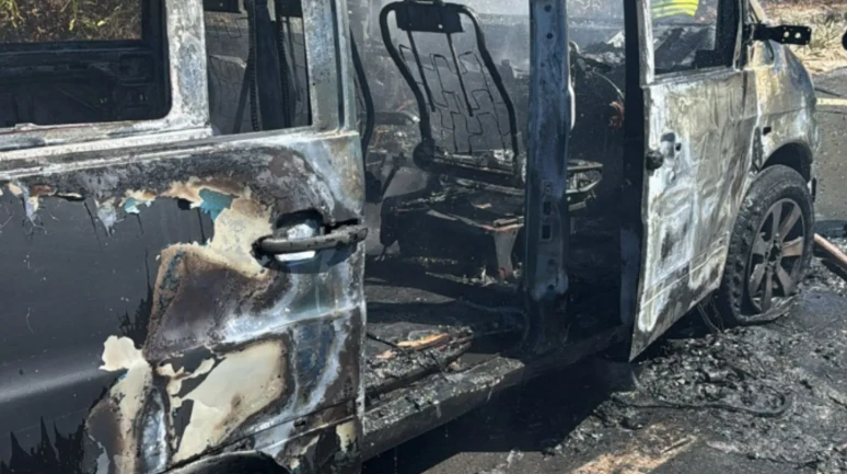 Girne-Lefkoşa Ana Yolunda Araç Yangını: Akaryakıt Kaçağı Nedeniyle Tamamen Yandı!