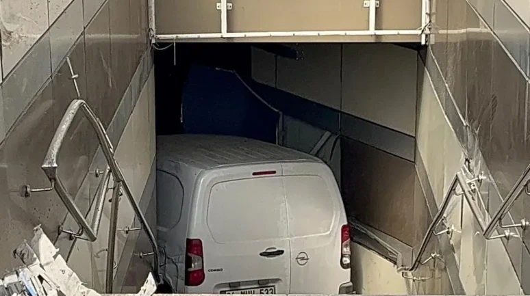 Bursa'da Sıra Dışı Kaza: Lastiği Patlayan Araç Metro İstasyonu Alt Geçidine Girdi!