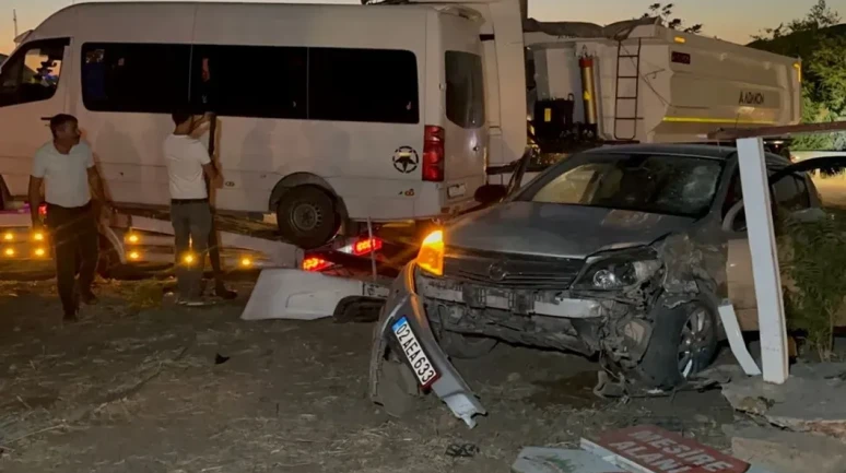 Adıyaman'da Minibüs-Otomobil Çarpışması: 12 Kişi Yaralandı!