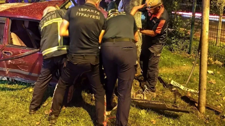 Isparta'da Feci Kaza: Refüjdeki Ağaca Çarpan Ali Armağan Hayatını Kaybetti!