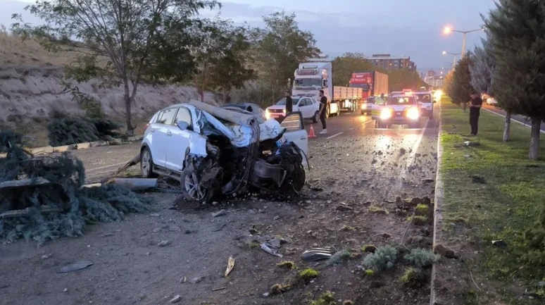 Nevşehir'de Zincirleme Kaza: Aydınlatma Direği Otomobilin Üzerine Düştü, 2 Yaralı!