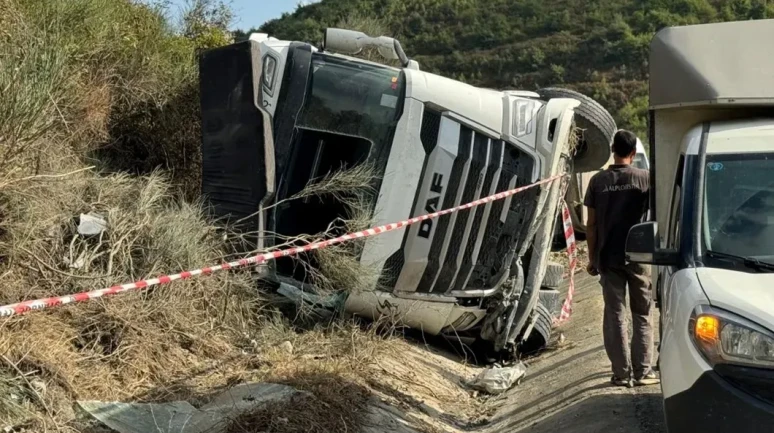 İstanbul Arnavutköy'de Hafriyat Kamyonu Devrildi: Yağış Kazaya Neden Oldu!