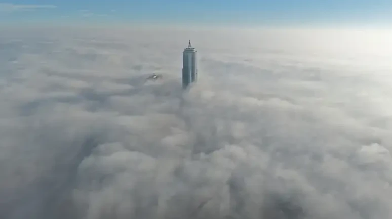 Konya'da Yoğun Sis Etkili Oldu: Şehir Adeta Bir Sis Denizine Gömüldü