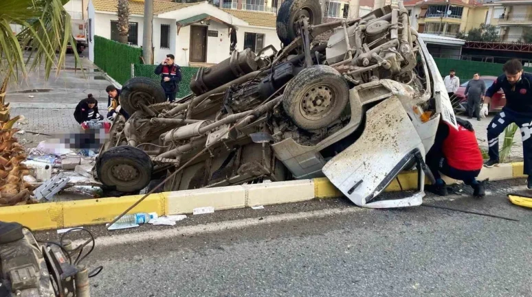 Edremit Altınoluk’ta Feci Trafik Kazası: Bariyerlere Çarpan Araçta 2 Ölü