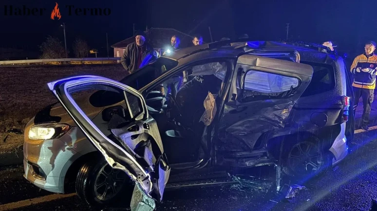 Çivril'de Feci Kaza: Otomobil TIR'a Çarptı, 2 Kişi Hayatını Kaybetti