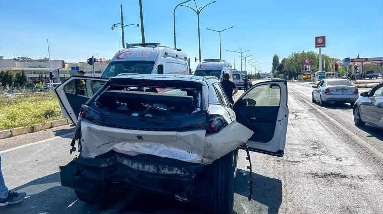 Uşak'ta Zincirleme Trafik Kazası: Çok Sayıda Araç Karıştı!