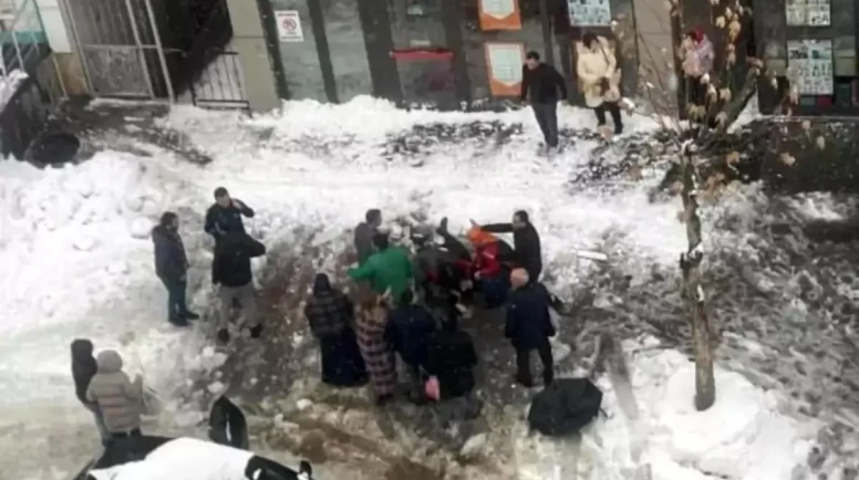 Bingöl'de Çatıdan Düşen Kar Kütlesi Kadını Hayattan Kopardı