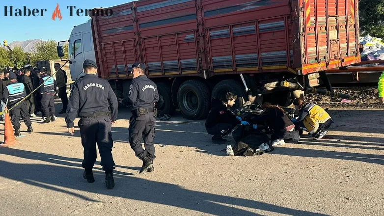 Elazığ'da Motosiklet Faciası: Park Halindeki Kamyona Çarptı, 2 Ölü